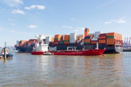 Frachter auf der Elbe